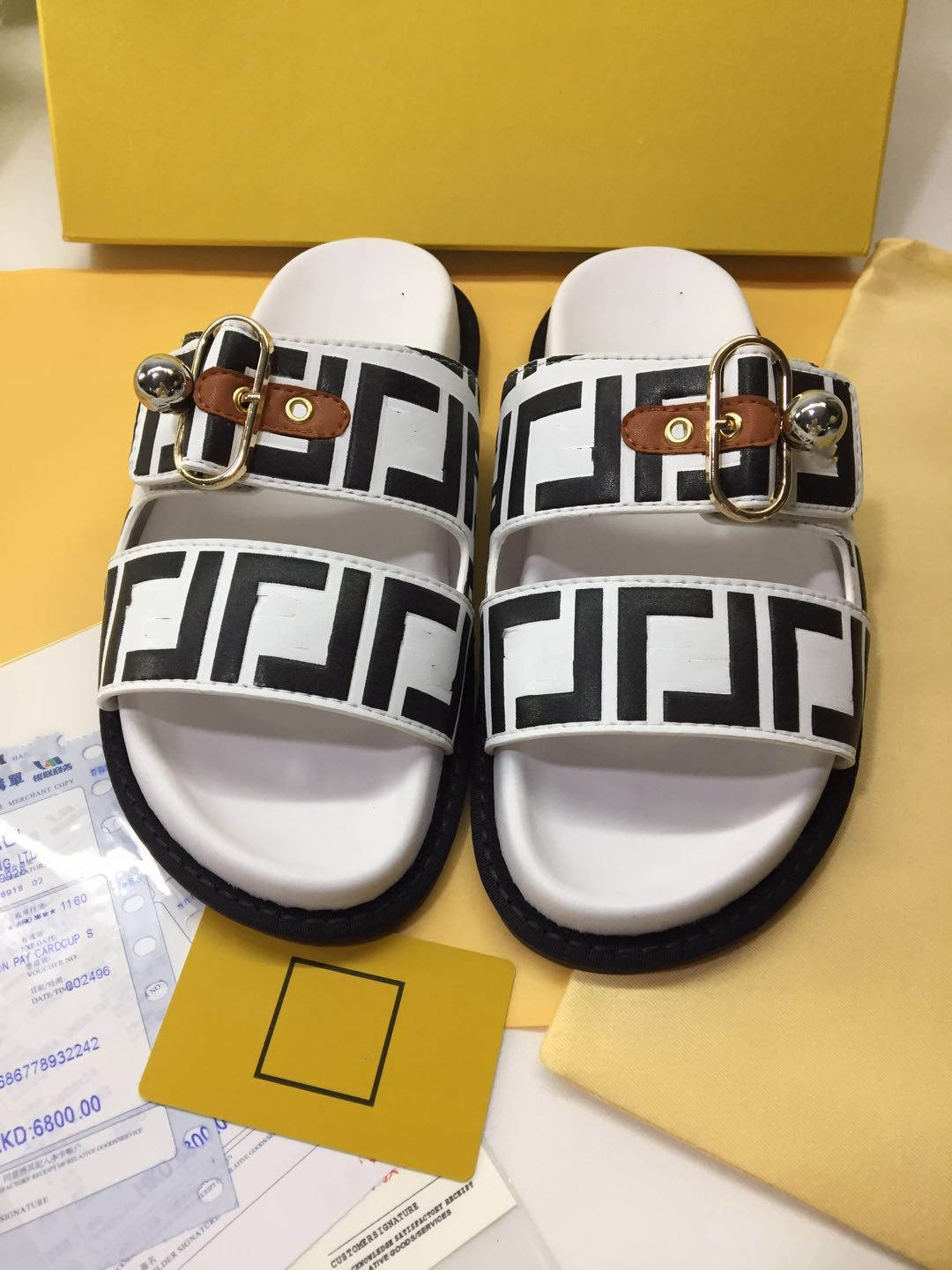 2021 Men women shoes sandals beach slippers foam runner desert sand earth brown resin bone triple white black mens sneakers with box
2021 Men women shoes sandals beach slippers foam runner desert sand earth brown resin bone triple white black mens sneakers with box