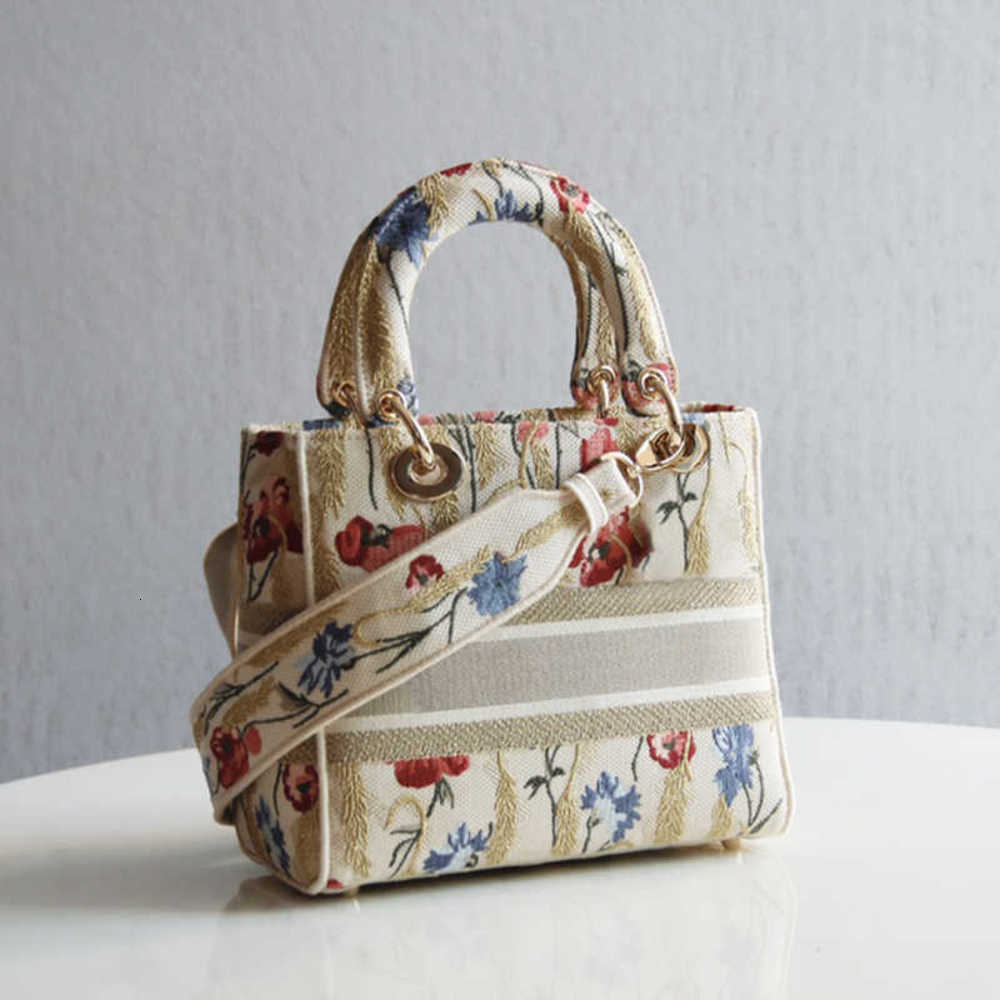 7A+Designers New style womens designer handbags 36109 Made of canvas with delicate embroidery Serve with light gold hardware Dignified atmosphere bags
7A+Designers New style womens designer handbags 36109 Made of canvas with delicate embroidery Serve with light gold hardware Dignified atmosphere bags