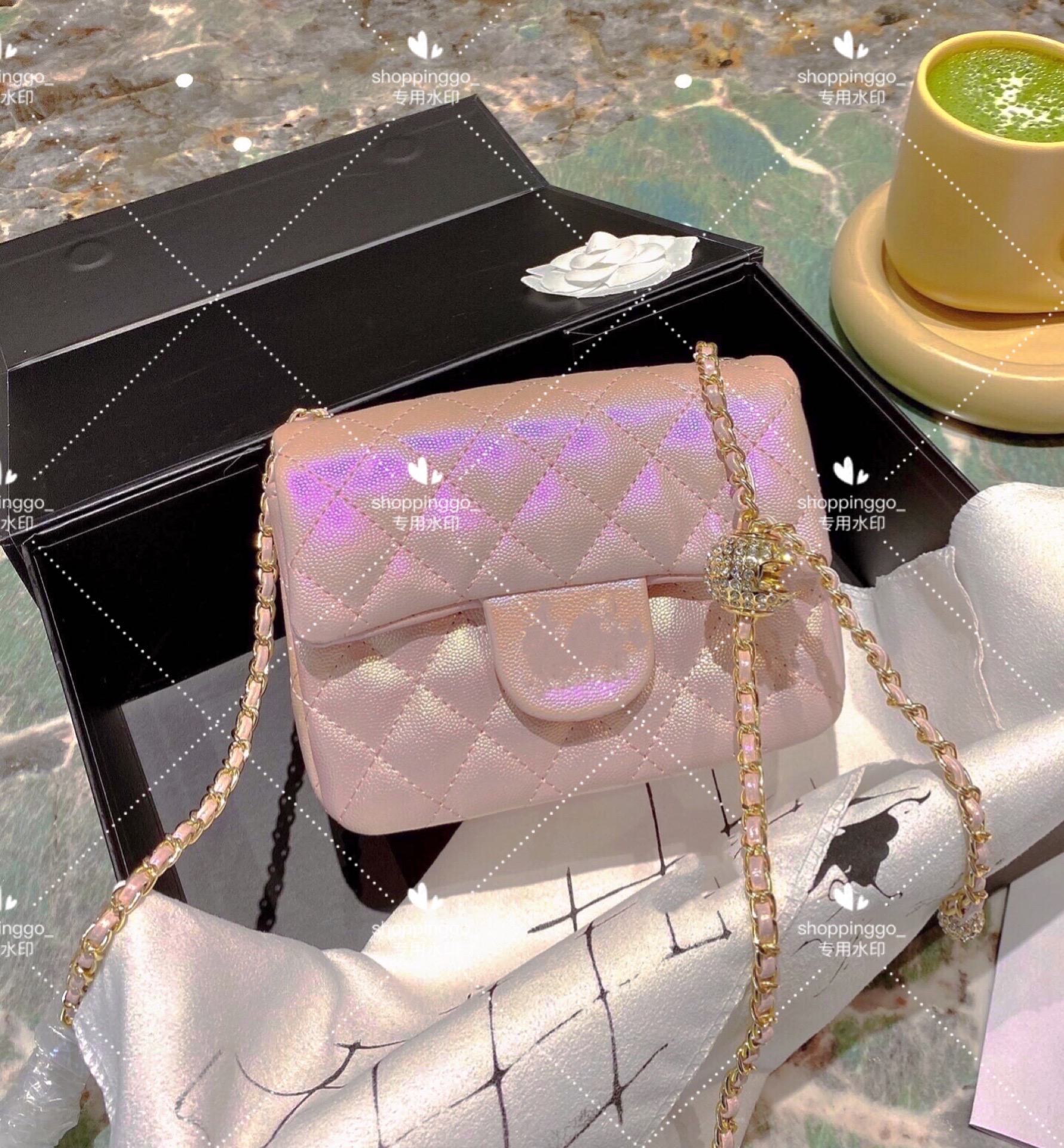 5A+ Fashion Bags original handbag wholesale classic pearlescent diamond ball square fat chain bag caviar leather sheepskin skin small messag 
5A+ Fashion Bags original handbag wholesale classic pearlescent diamond ball square fat chain bag caviar leather sheepskin skin small messag