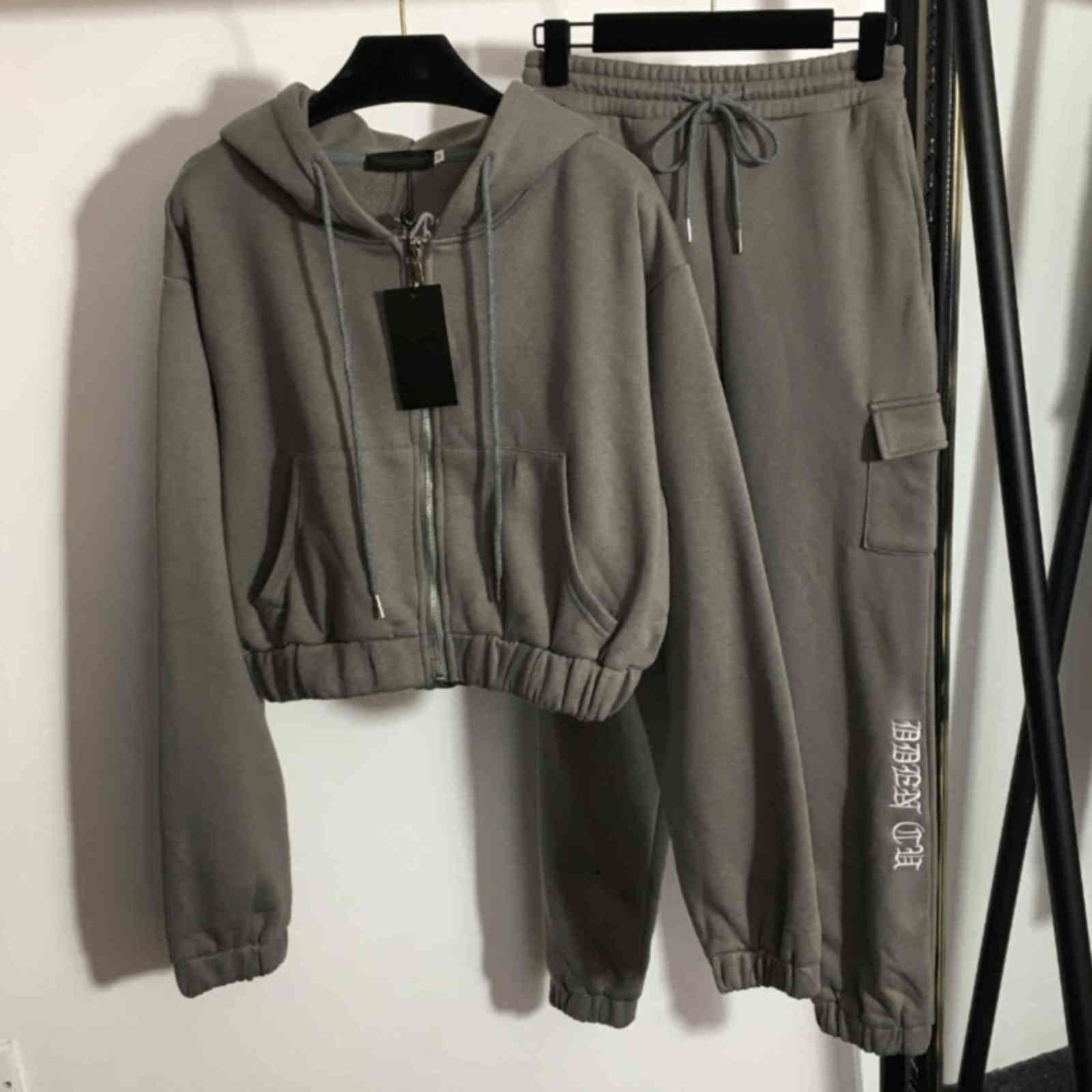21SS designer women clothing Tracksuit 2-piece set hoodies casual pants set Fashion tooling style pocket design hoodie long-sleeved leggings logo sportswear a1
21SS designer women clothing Tracksuit 2-piece set hoodies casual pants set Fashion tooling style pocket design hoodie long-sleeved leggings logo sportswear a1