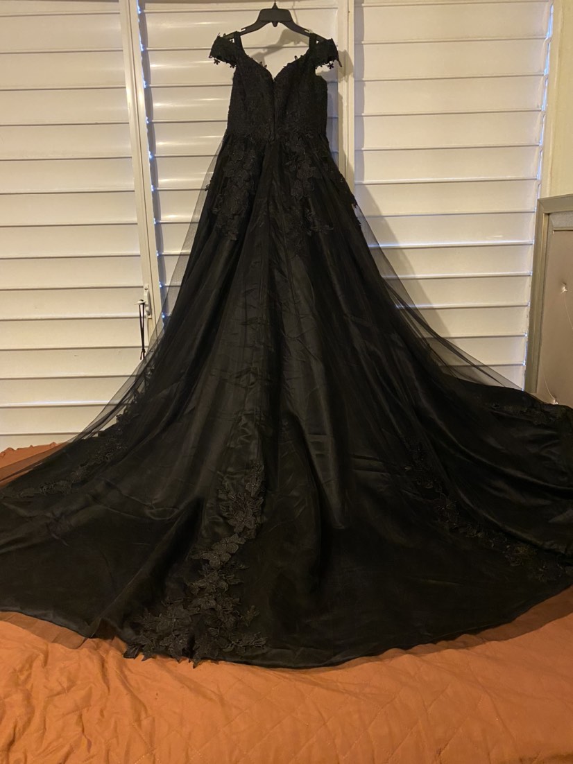 Red A-line Wedding Dresses For Nigerian Bride Modest African Middle East Church With Off Shoulder Appliqued Wedding Gown Chapel Train