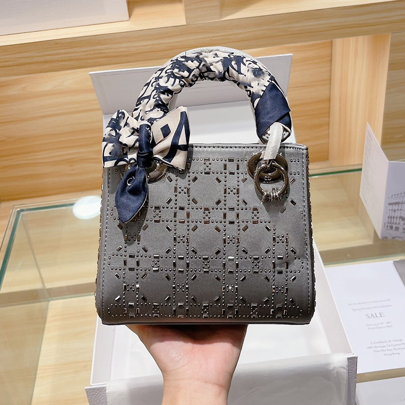 Totes Bags Women Luxury Designers Princess Lady Fashion Vintage Clutch Handbags Removable Badge Broadband Patent Leather Alligator Diamond D
Totes Bags Women Luxury Designers Princess Lady Fashion Vintage Clutch Handbags Removable Badge Broadband Patent Leather Alligator Diamond D