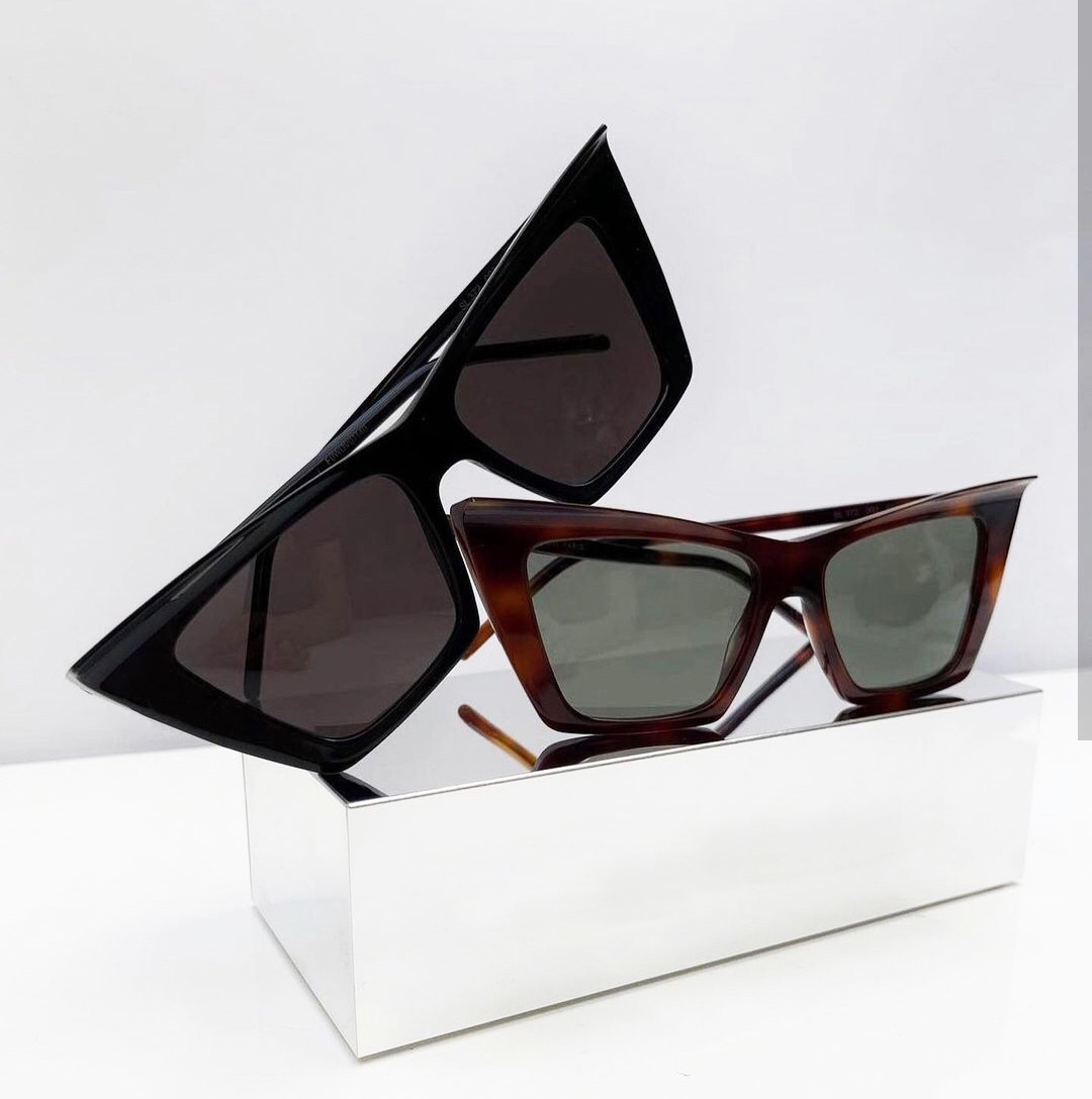 Fashion designer 372 Sunglasses for women Noble charming Cat eye glasses Avant-garde trend style top quality Anti-Ultraviolet protection come with box
Fashion designer 372 Sunglasses for women Noble charming Cat eye glasses Avant-garde trend style top quality Anti-Ultraviolet protection come with box