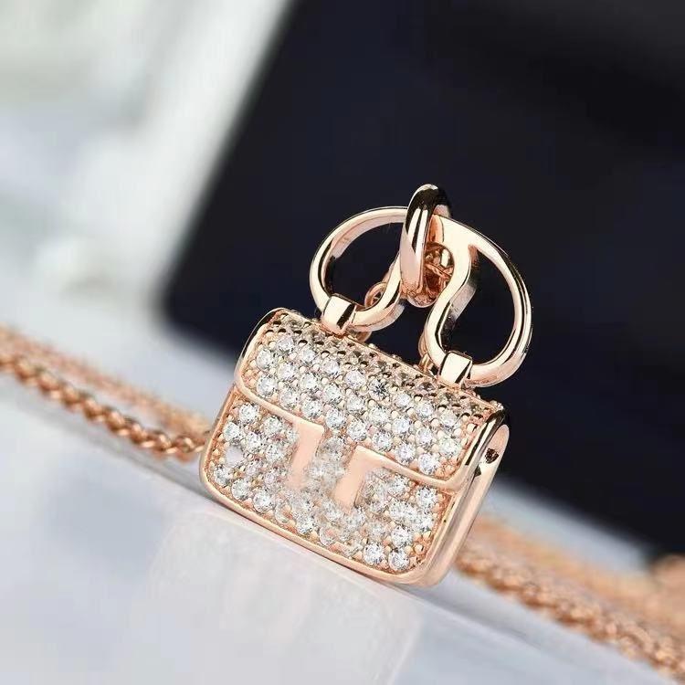 Fashion luxury diamond pendant exquisite mini bag H letter necklace with original gift box packaging
Fashion luxury diamond pendant exquisite mini bag H letter necklace with original gift box packaging