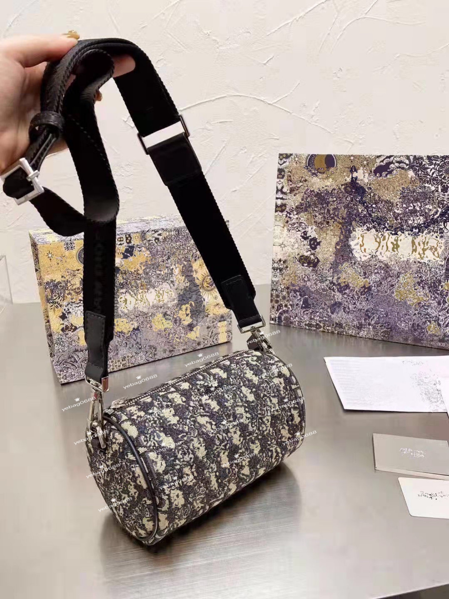2021 men jacquard Cylinder package homme Roller Bags messenger Handbag Top Quality Bucket Shoulder Bag Cylinders Inclined shoulders bag's, Customize
2021 men jacquard Cylinder package homme Roller Bags messenger Handbag Top Quality Bucket Shoulder Bag Cylinders Inclined shoulders bag's, Customize