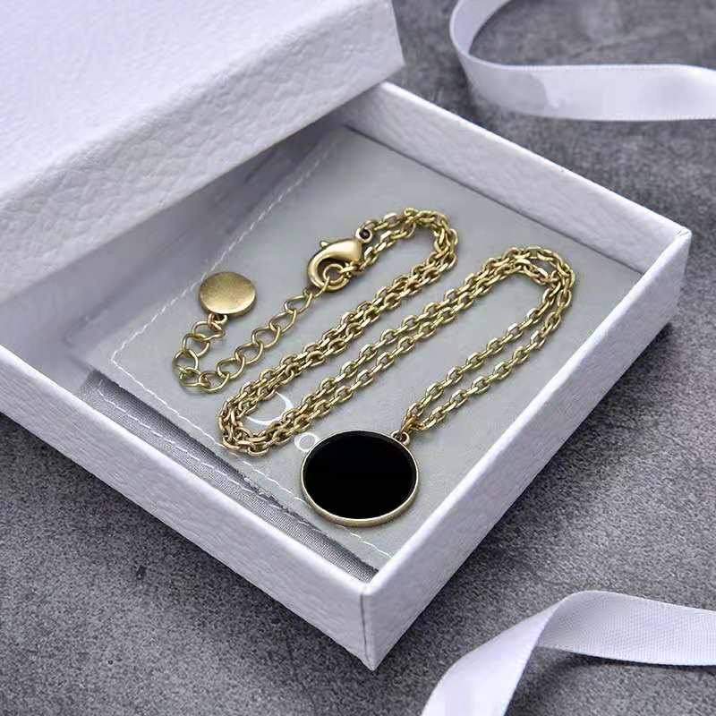 Fashion Letter Pendant Necklaces designers Necklace for Man Woman Good gift Jewelry Highly Quality 4 Model Optional with box
Fashion Letter Pendant Necklaces designers Necklace for Man Woman Good gift Jewelry Highly Quality 4 Model Optional with box
