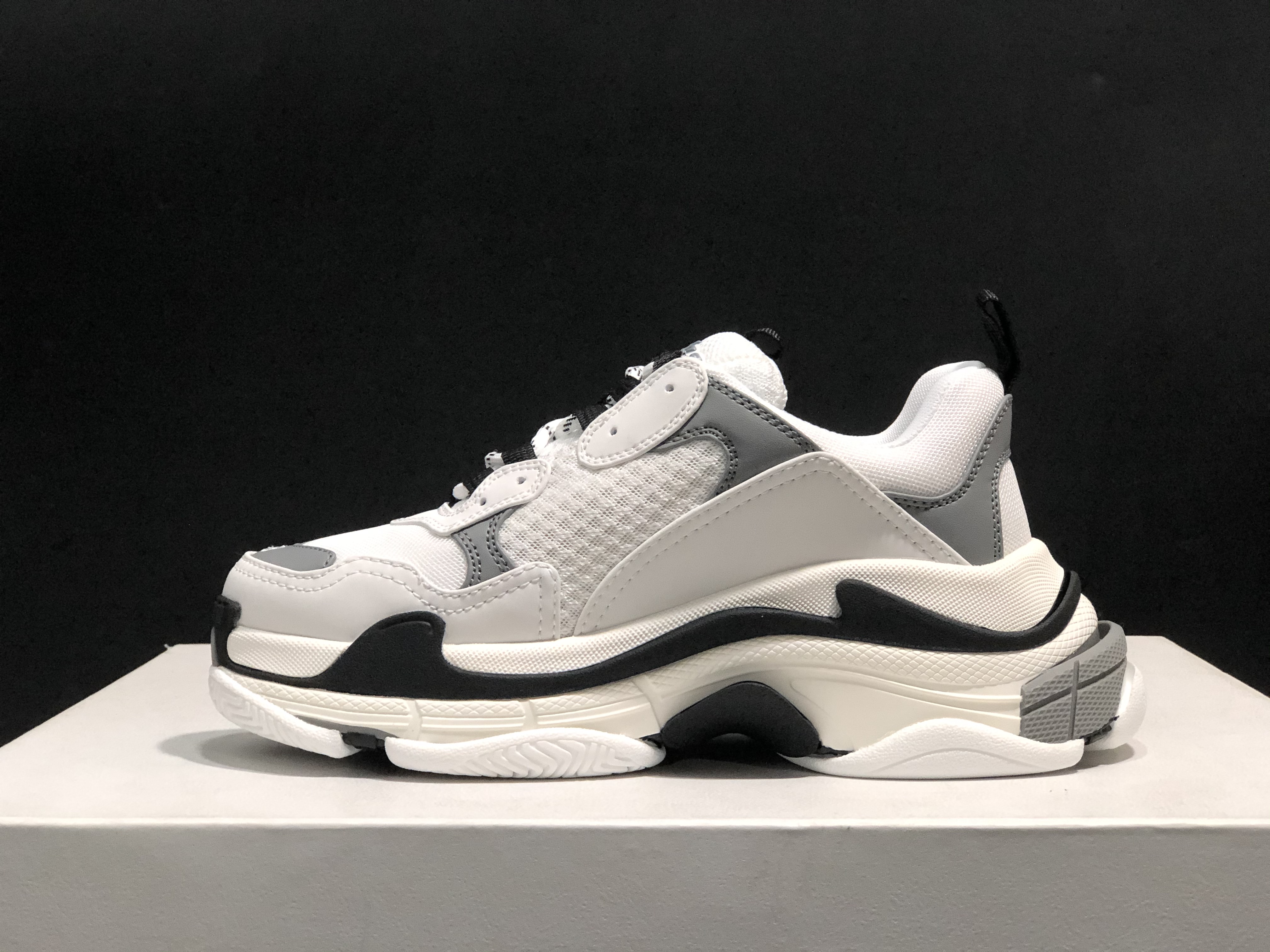 2021 triple s men womens platform White Grey shoes mens fashion sneakers casual shoe jogging walking fashion luxury designer size 36-45
2021 triple s men womens platform White Grey shoes mens fashion sneakers casual shoe jogging walking fashion luxury designer size 36-45