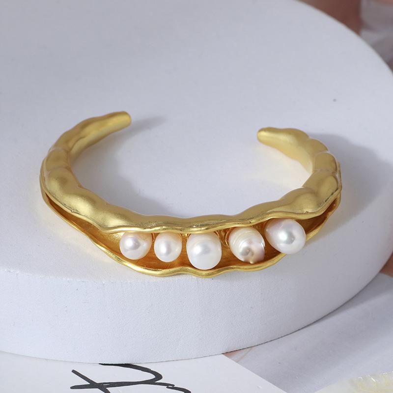 Bangle Pod Design Fresh Water Pearl Cuff For Women Trendy Matta Gold Color Metal Luxury Statement Jewelry Mom's Gift
Bangle Pod Design Fresh Water Pearl Cuff For Women Trendy Matta Gold Color Metal Luxury Statement Jewelry Mom's Gift