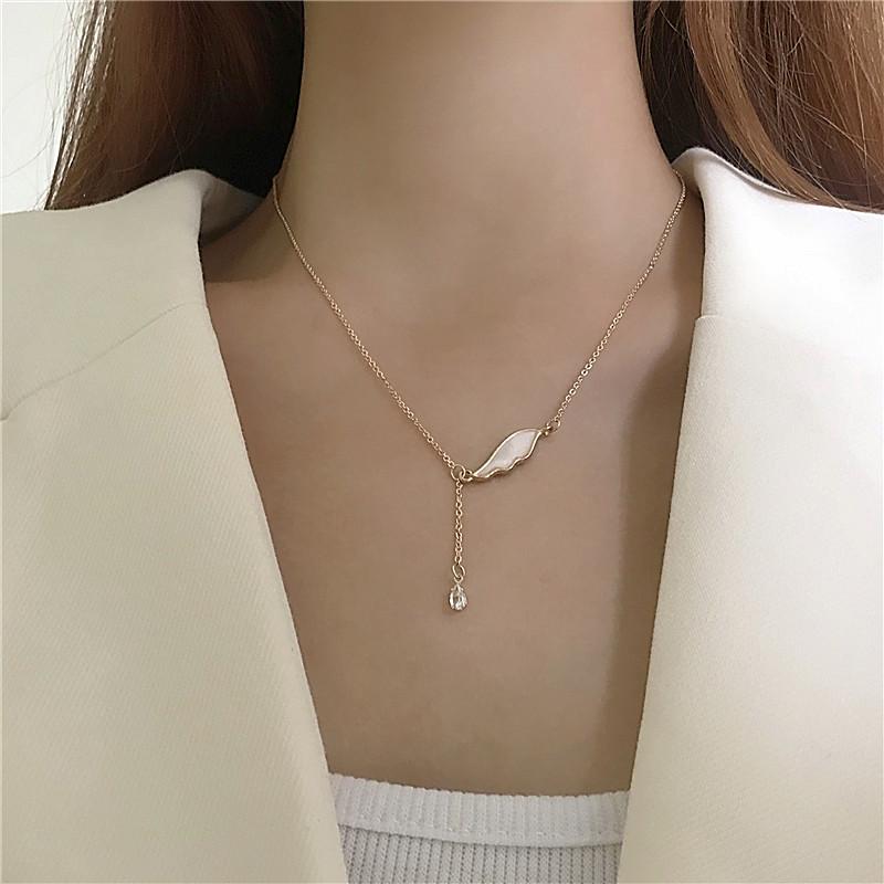 Pendant Necklaces Light Luxury Necklace Female Tide Net Red Simple Cold Wind Niche Design Sense Clavicle Chain Gold Neck
Pendant Necklaces Light Luxury Necklace Female Tide Net Red Simple Cold Wind Niche Design Sense Clavicle Chain Gold Neck