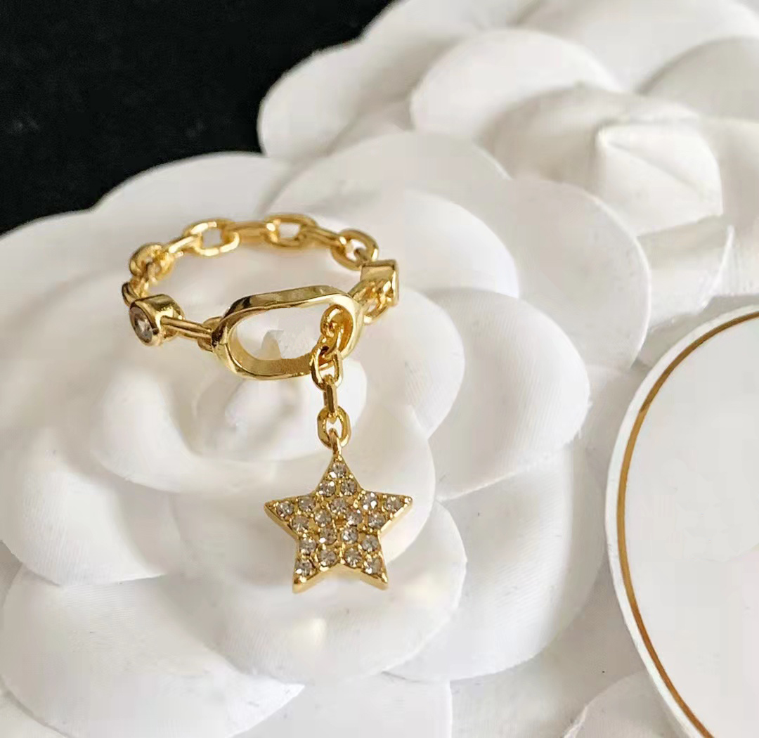 Luxurys Designers women's ring high quality classic style exquisite jewelry fashion gift birthday gifts anniversary leisure is very beautiful good
Luxurys Designers women's ring high quality classic style exquisite jewelry fashion gift birthday gifts anniversary leisure is very beautiful good