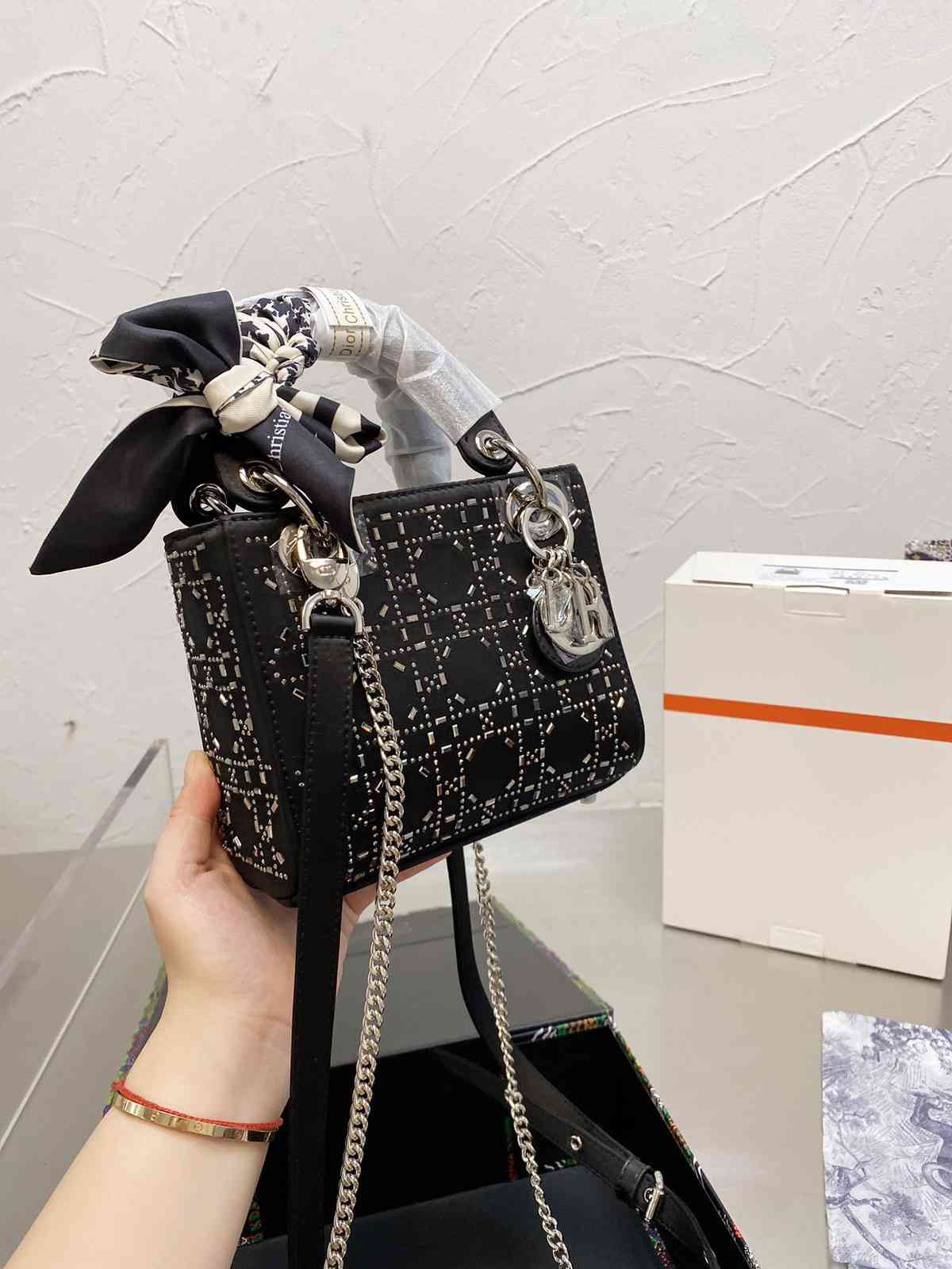 Bag Women Frosted Cow Leather Matte Three Grid Four Ling Bride Wedding Portable Small Square, Black-17cm
Bag Women Frosted Cow Leather Matte Three Grid Four Ling Bride Wedding Portable Small Square, Black-17cm