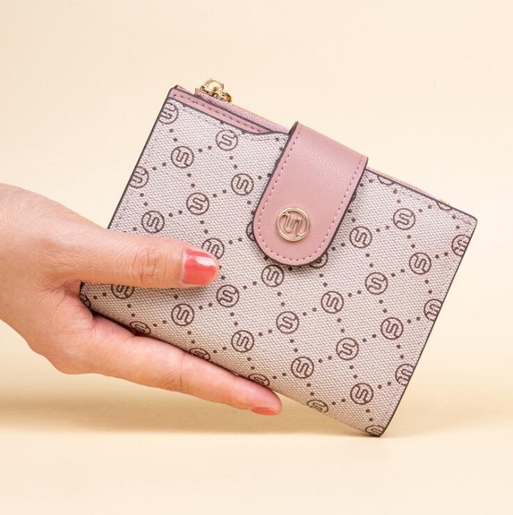 Factory wholesale leathers shoulder bag high quality printed fashion short wallets personalized color matching card package multi-card folding leather wallet, Pink3(boutique box)
Factory wholesale leathers shoulder bag high quality printed fashion short wallets personalized color matching card package multi-card folding leather wallet, Pink3(boutique box)