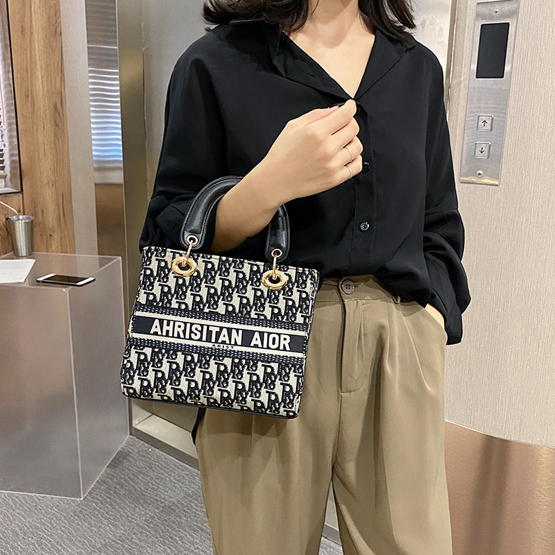 2021 new women's bags handbag temperament old flower Single Shoulder Tote Bag foreign style fashion trend messenger bag, Blue
2021 new women's bags handbag temperament old flower Single Shoulder Tote Bag foreign style fashion trend messenger bag, Blue