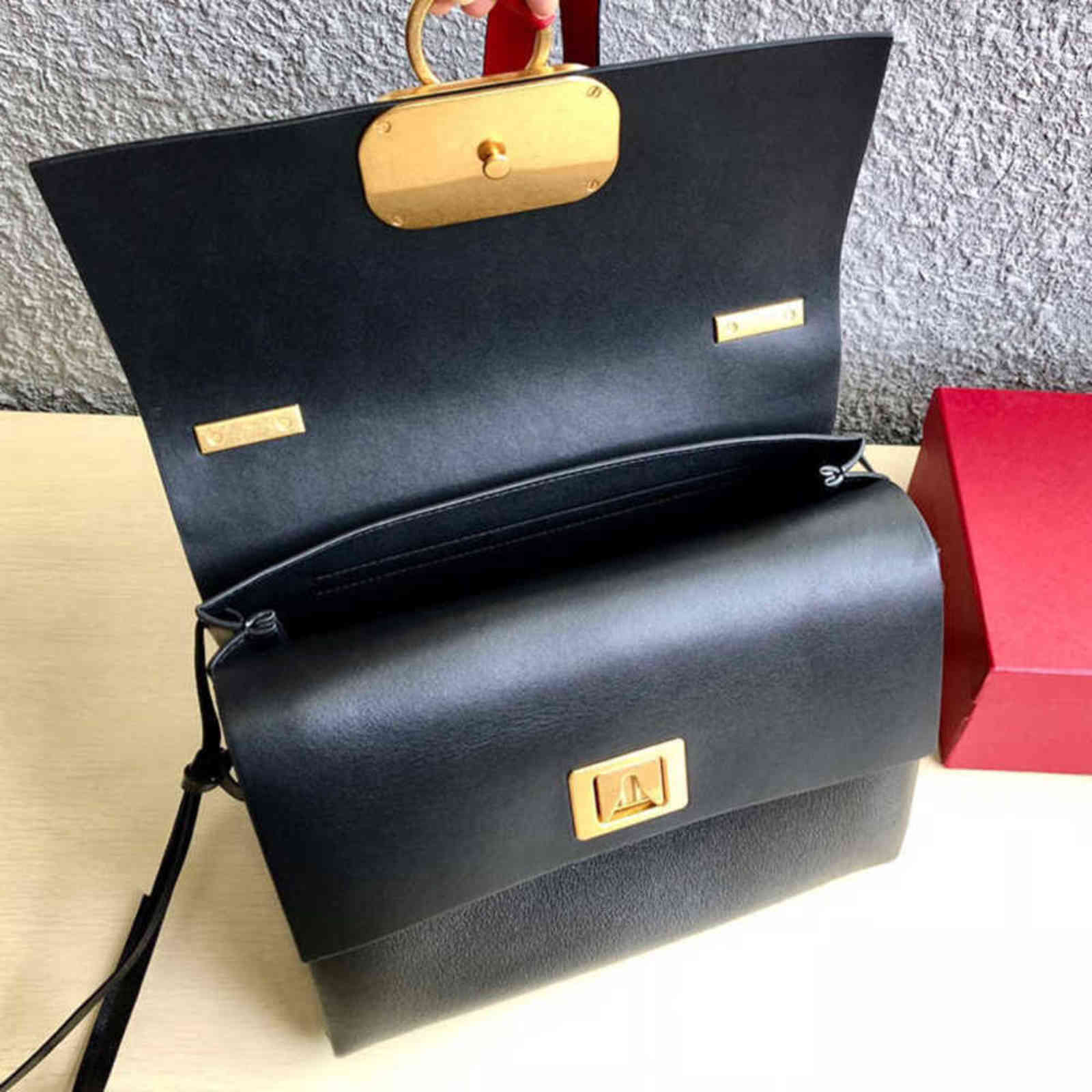 7A+Designers 2021 New style shoulder bag 0004 Look at the package itself square It is contracted composed temperament It's very smart1th
7A+Designers 2021 New style shoulder bag 0004 Look at the package itself square It is contracted composed temperament It's very smart1th