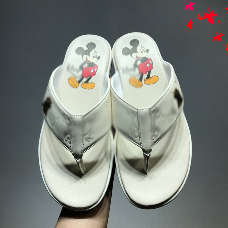2021 Designer luxurys slippers men sandals fashion beach shoes flip flops flat non-slip classical hole slipper with box size 39-45 -G0247, White
2021 Designer luxurys slippers men sandals fashion beach shoes flip flops flat non-slip classical hole slipper with box size 39-45 -G0247, White