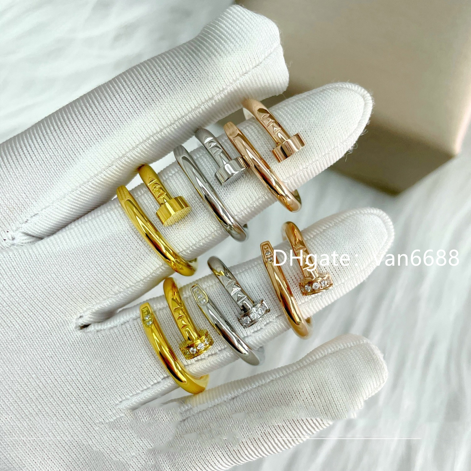 Ladies Love carti rings Pendant Necklaces Screw Bracelet Van Party Wedding Couple Gift Love Bracelet Fashion Luxury Cleef Ring Designer Bracelet A2
Ladies Love carti rings Pendant Necklaces Screw Bracelet Van Party Wedding Couple Gift Love Bracelet Fashion Luxury Cleef Ring Designer Bracelet A2