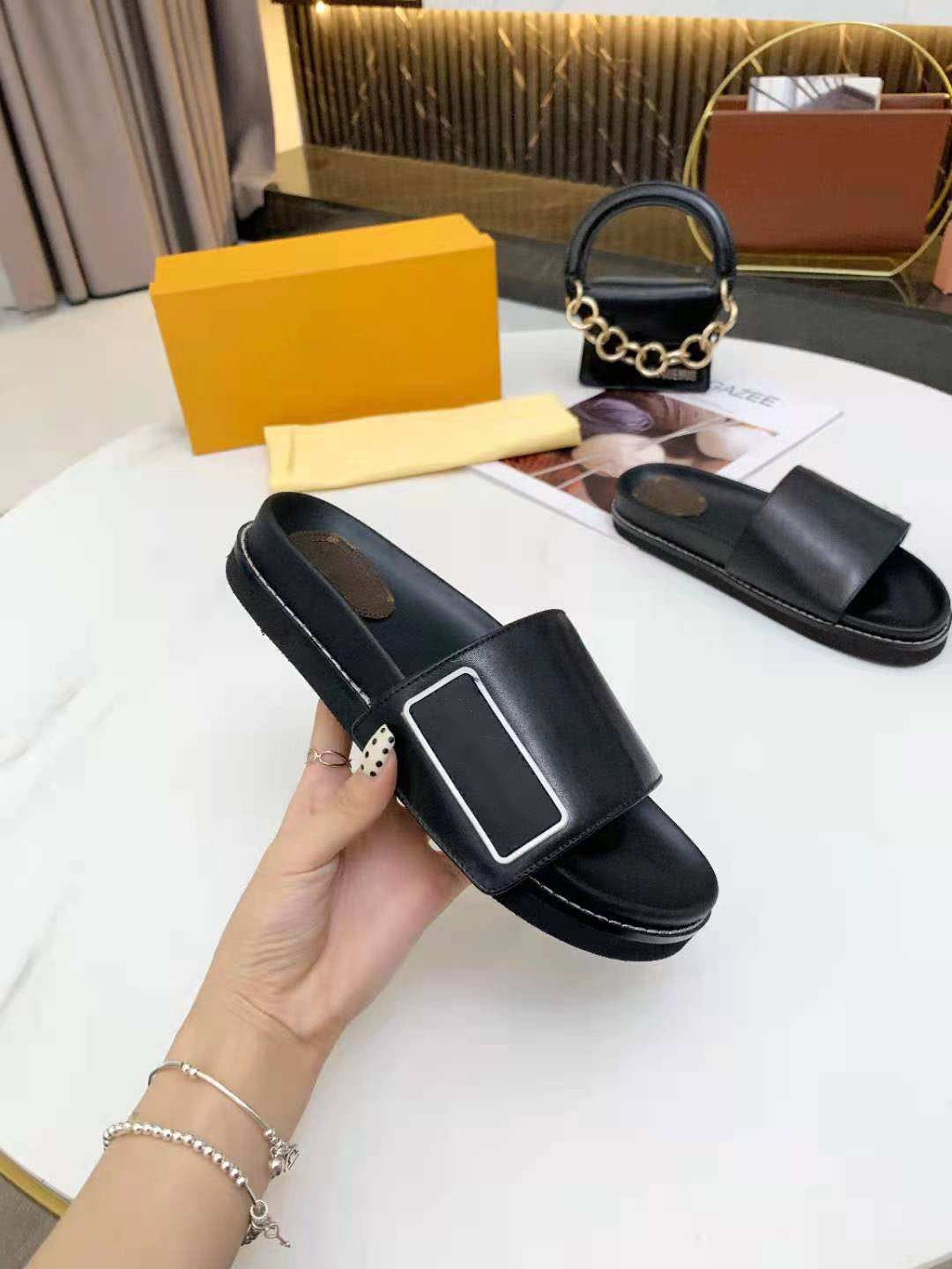 2021 The top Original Design Fashion Leisure Slippers Fine Cowhide Production Black purple blue green white
2021 The top Original Design Fashion Leisure Slippers Fine Cowhide Production Black purple blue green white