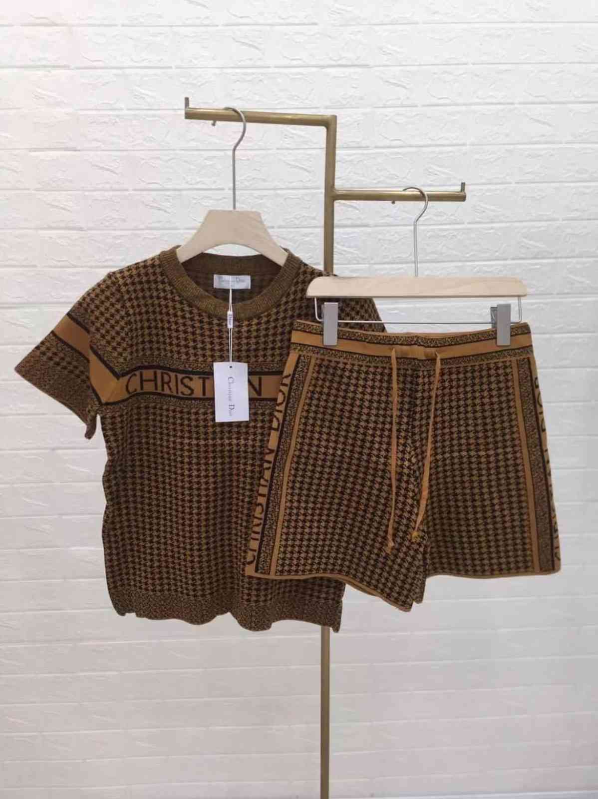 Design clothing Casual suit women's summer sportswear 2021 new short sleeved shirt shorts two piece set fashion, Black
Design clothing Casual suit women's summer sportswear 2021 new short sleeved shirt shorts two piece set fashion, Black