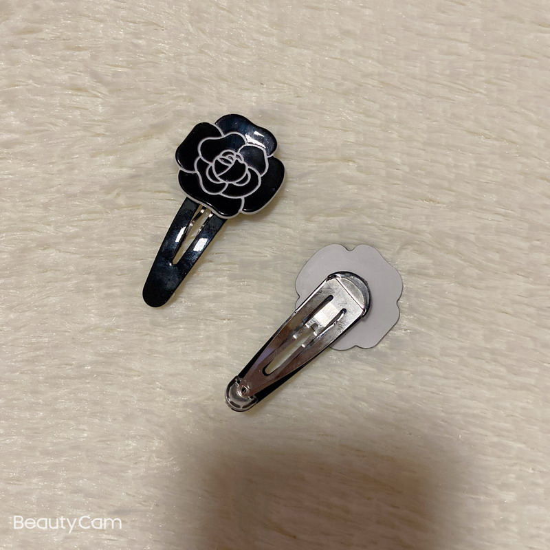 Fashion black and white acrylic flower hair clips side clip hairpins popular head accessories in European and American countries
Fashion black and white acrylic flower hair clips side clip hairpins popular head accessories in European and American countries