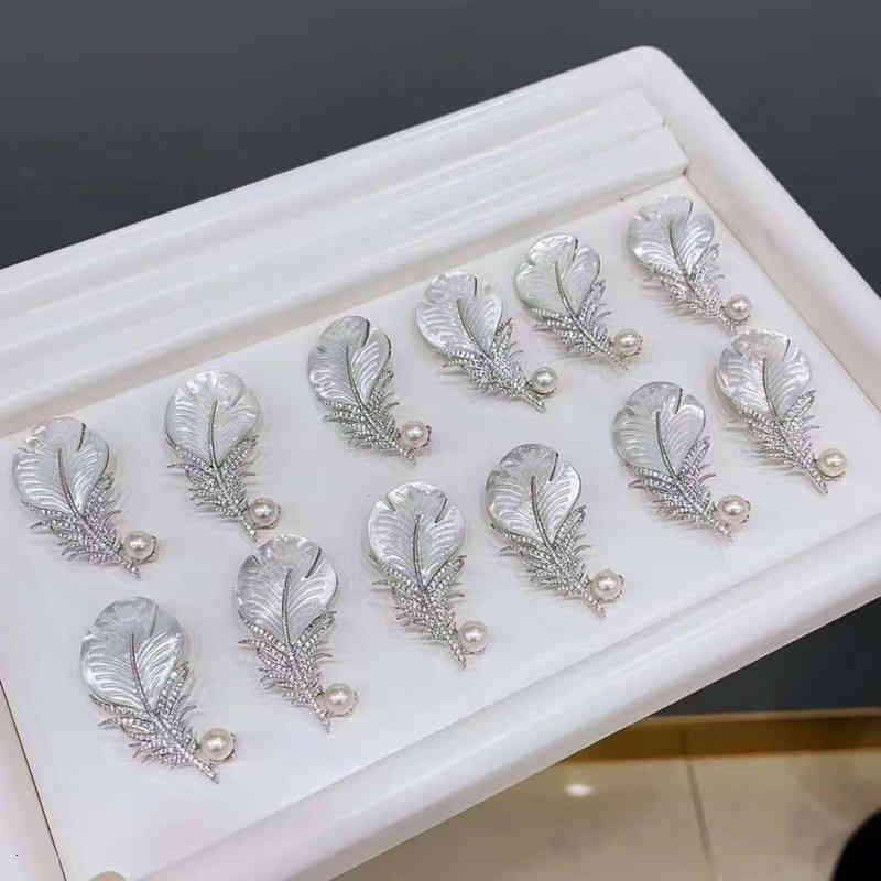 Japan and South Korea Thick Gold-plated Fashion Fritillaria Shell Feather Brooch Femininity Elegant Clothing Accessories Banquet Women's