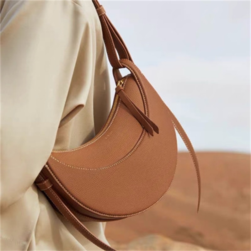 Polene France Niche 2021 New Men's and Women's Armpit Crescent Bag Leather One Shoulder Messenger Saddle Bag, Chalk white trumpet
Polene France Niche 2021 New Men's and Women's Armpit Crescent Bag Leather One Shoulder Messenger Saddle Bag, Chalk white trumpet