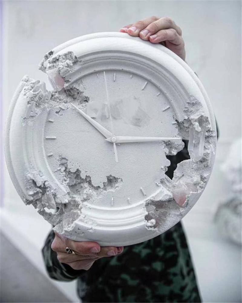 Best-selling Daniel Arsham 28cm 3KG The exhibition limits eroded Wall clock sculpture and The corrosion of Clocks Tabletop Arts model decorations toys gift
Best-selling Daniel Arsham 28cm 3KG The exhibition limits eroded Wall clock sculpture and The corrosion of Clocks Tabletop Arts model decorations toys gift