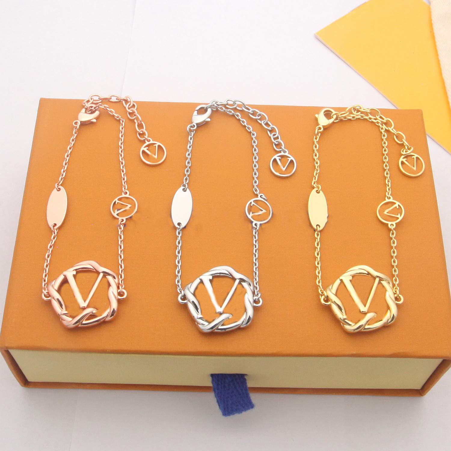 Classic Designer Pendant Charm Bracelets Gold V Letter Necklace Fashion Jewelry Plated Simple Heart Luxury Pendants Lovers Chain Jewelry
Classic Designer Pendant Charm Bracelets Gold V Letter Necklace Fashion Jewelry Plated Simple Heart Luxury Pendants Lovers Chain Jewelry