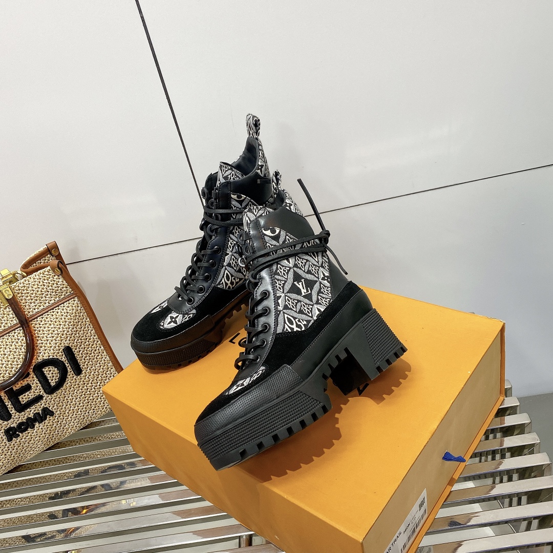 2021 The Now luxury designer Leather Women boots Martin Desert Boot flamingos Love arrow medal 100% real leathers Horsebit coarse Winter designers shoes7, Style 2
2021 The Now luxury designer Leather Women boots Martin Desert Boot flamingos Love arrow medal 100% real leathers Horsebit coarse Winter designers shoes7, Style 2