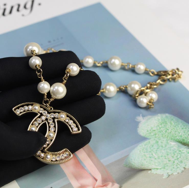 Diamond studded letter pendant pearl necklace sweater chain must be versatile in spring and summer dress accessories
Diamond studded letter pendant pearl necklace sweater chain must be versatile in spring and summer dress accessories