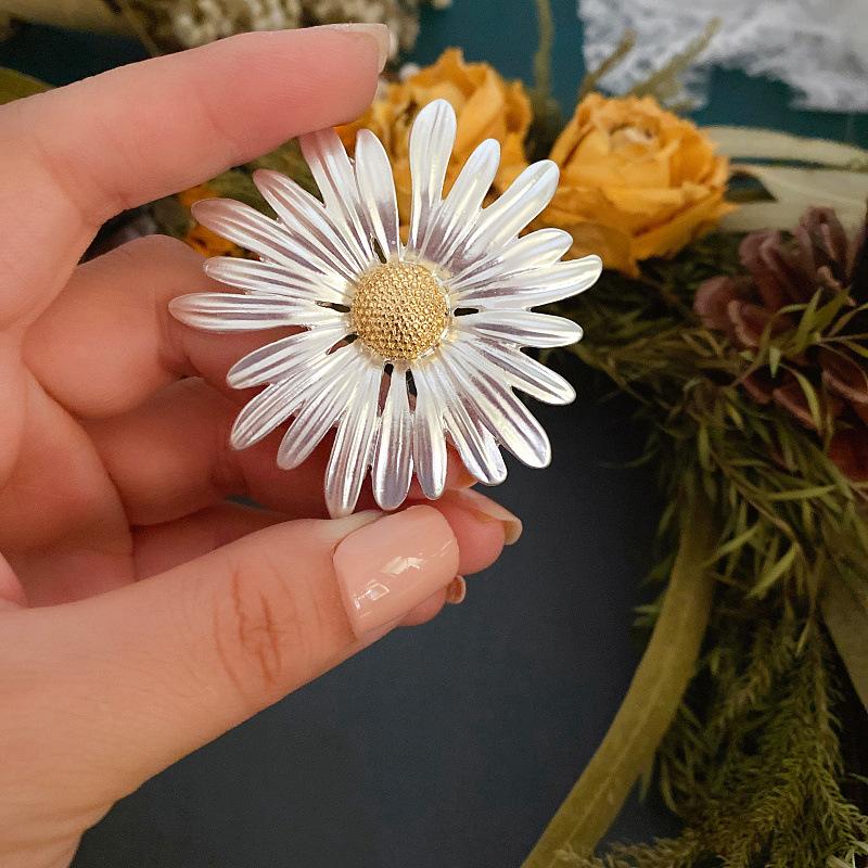 Pins, Brooches 2022 Elegant Vintage Metal Plant Flowers Daisy Brooch For Women And Man Collar Accessories Couple Jewelry Gifts Coat Pins
Pins, Brooches 2022 Elegant Vintage Metal Plant Flowers Daisy Brooch For Women And Man Collar Accessories Couple Jewelry Gifts Coat Pins