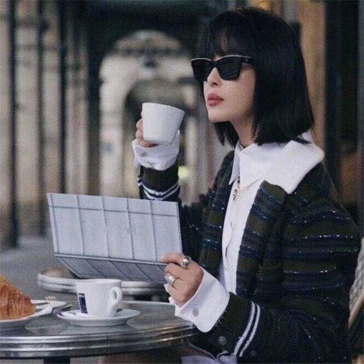 Zhou Xun Xin Zhilei same plate square letter Sunglasses anti ultraviolet sunglasses ch5417
Zhou Xun Xin Zhilei same plate square letter Sunglasses anti ultraviolet sunglasses ch5417