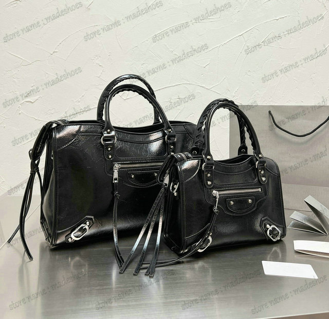 Classic City Medium Mini Handbag Neo Handle Tote Bag Womens Designers Luxurys Motorcycle Shoulder Bag CrossBody Designer Large Capacity Metal Buckle Totes
Classic City Medium Mini Handbag Neo Handle Tote Bag Womens Designers Luxurys Motorcycle Shoulder Bag CrossBody Designer Large Capacity Metal Buckle Totes
