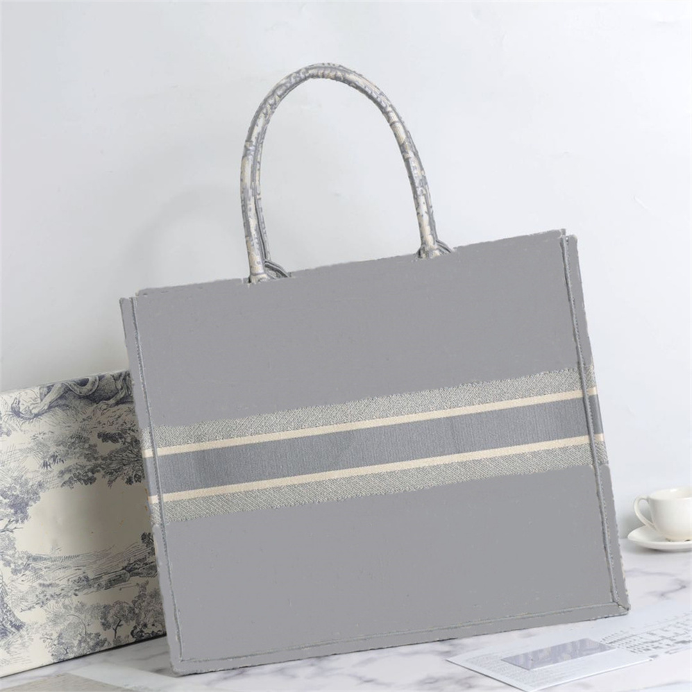 Fashion high quality handbag lady handbag shopping bag outdoor travel luxury designer classic handbag brand compound large capacity shoulder bags
Fashion high quality handbag lady handbag shopping bag outdoor travel luxury designer classic handbag brand compound large capacity shoulder bags
