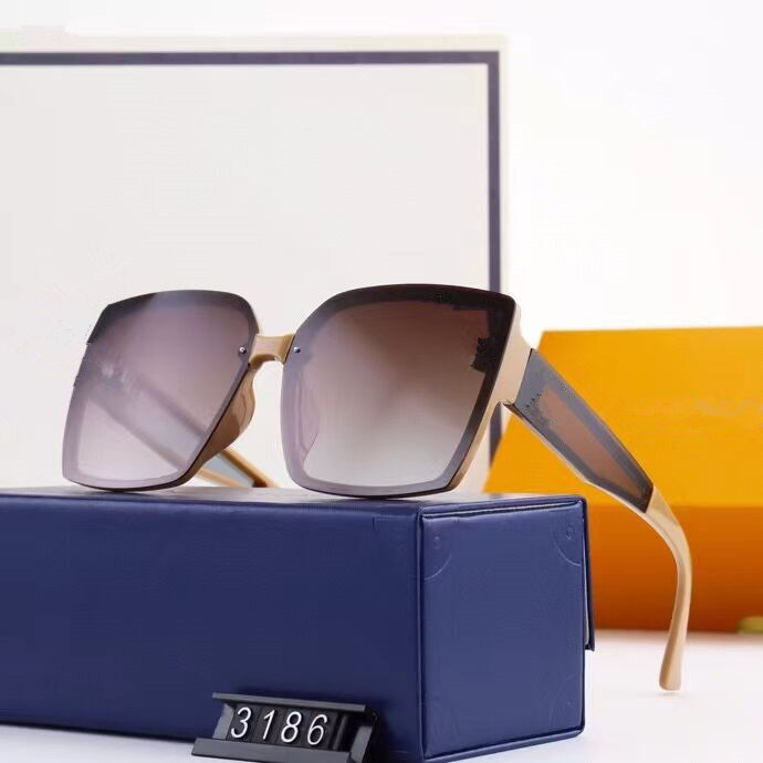 New Classic Designer Sunglasses Fashion Trend 3186 Sun Glasses Anti-Glare Uv400 Casual Eyeglasses For men and Women
New Classic Designer Sunglasses Fashion Trend 3186 Sun Glasses Anti-Glare Uv400 Casual Eyeglasses For men and Women