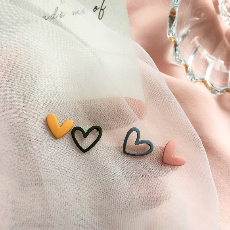 S925 Silver Needle Stud Asymmetrical Small Hong Kong Style Girly Temperament Metal Love Heart Shape Solid Hollow Earring Aesthetic Daily Wea, Golden;silver
S925 Silver Needle Stud Asymmetrical Small Hong Kong Style Girly Temperament Metal Love Heart Shape Solid Hollow Earring Aesthetic Daily Wea, Golden;silver