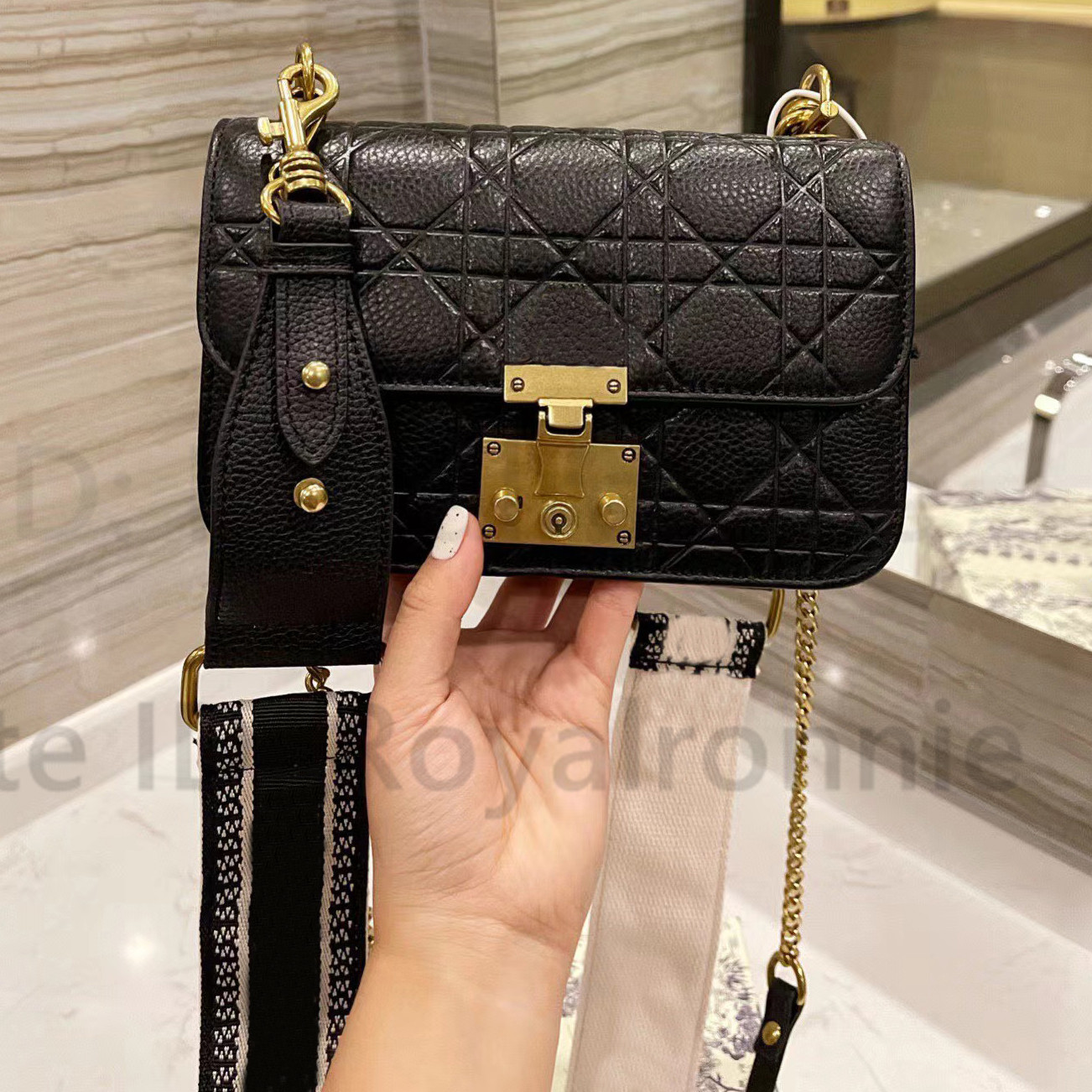 Luxurys Designers brand Shoulder Bags Handbags Girl Fashion Women High Quality Classic classical CrossBody waist Bag 2022 Handbag 5A Flap Clutch Totes, No bags
Luxurys Designers brand Shoulder Bags Handbags Girl Fashion Women High Quality Classic classical CrossBody waist Bag 2022 Handbag 5A Flap Clutch Totes, No bags