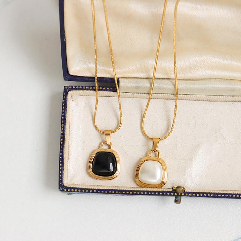 Pendant Necklaces Korea Frosty Temperament Light Luxury Black And White Freshwater Pearl Necklace Female Clavicle Chain Titanium Steel Jewel
Pendant Necklaces Korea Frosty Temperament Light Luxury Black And White Freshwater Pearl Necklace Female Clavicle Chain Titanium Steel Jewel