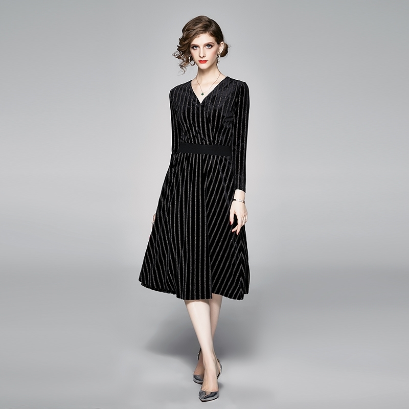 Runway Women Autumn & Winter Elegant Silver Stripe Velvet Dress Female V-Neck Long Sleeve Office Work Party Robe 210603, Black
Runway Women Autumn & Winter Elegant Silver Stripe Velvet Dress Female V-Neck Long Sleeve Office Work Party Robe 210603, Black