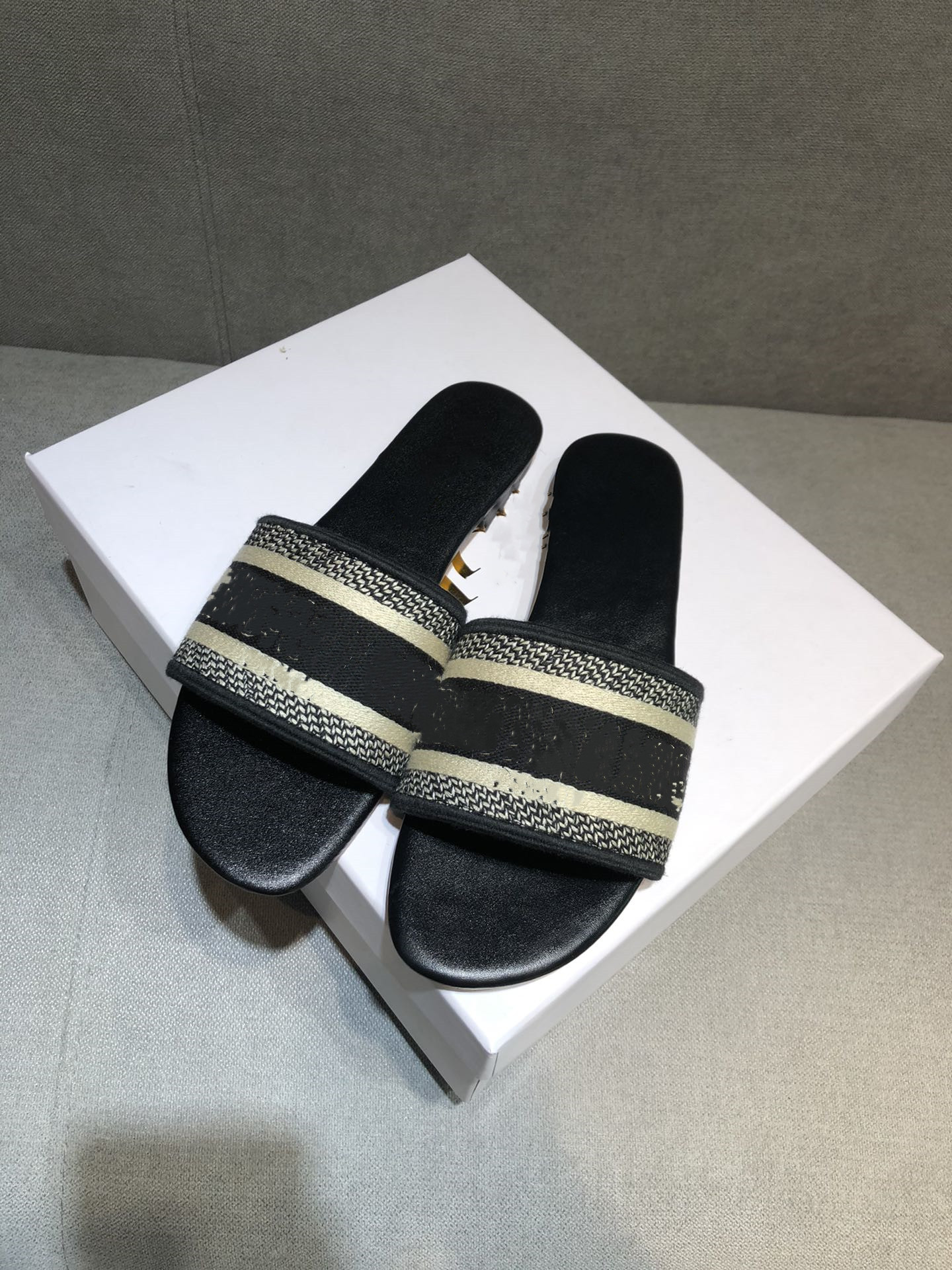 2021 new hot Paris Design Scuffs Women Slipper Summer Sandals Beach Slide Slippers Girls Flip Flops Loafers Vintage Embroidered Floral Slippers size 35-42
2021 new hot Paris Design Scuffs Women Slipper Summer Sandals Beach Slide Slippers Girls Flip Flops Loafers Vintage Embroidered Floral Slippers size 35-42