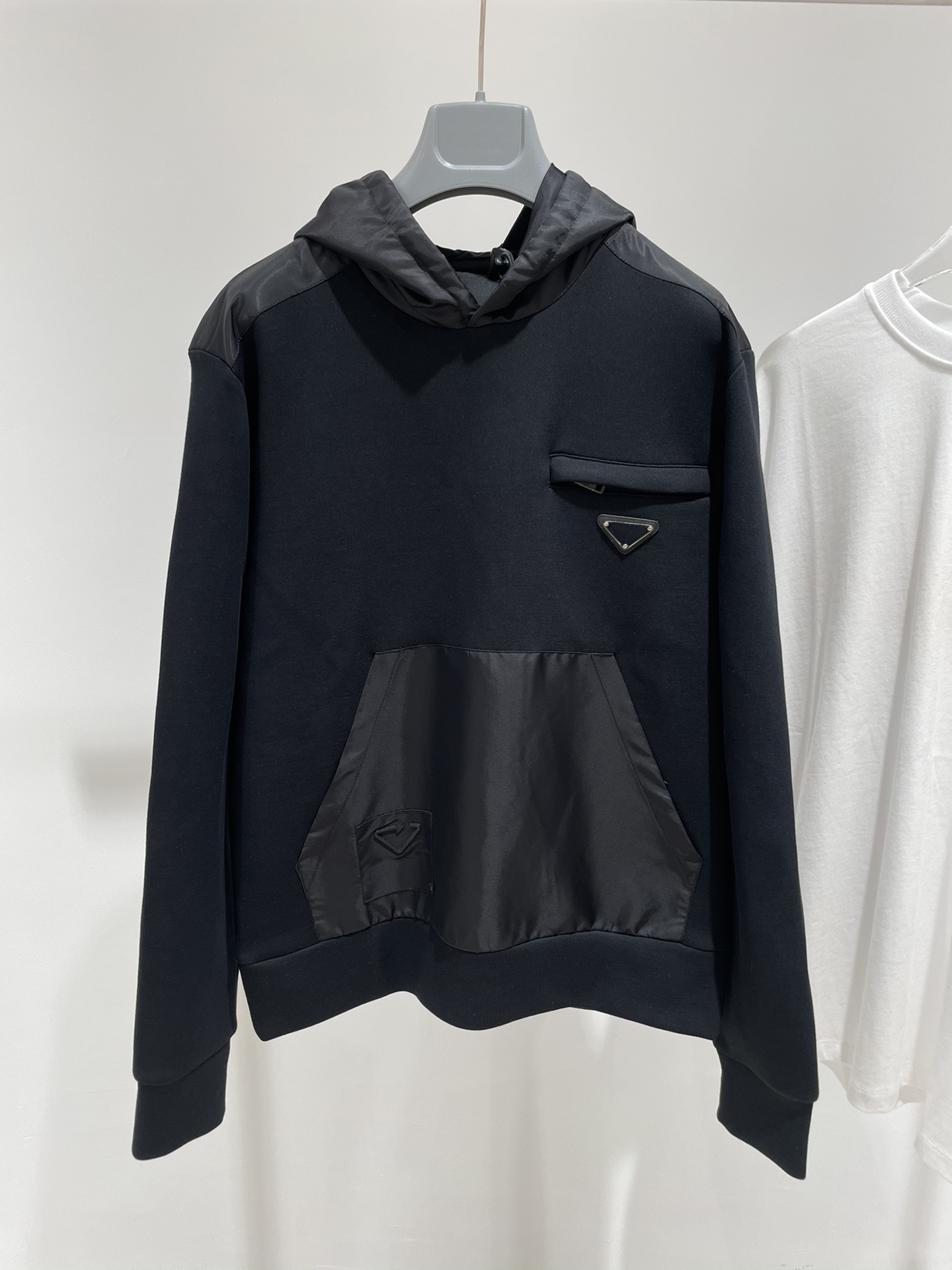2021 men's fashion designer Hoodie high quality nylon stitching material European size luxury casual mens hoodie, Black
2021 men's fashion designer Hoodie high quality nylon stitching material European size luxury casual mens hoodie, Black