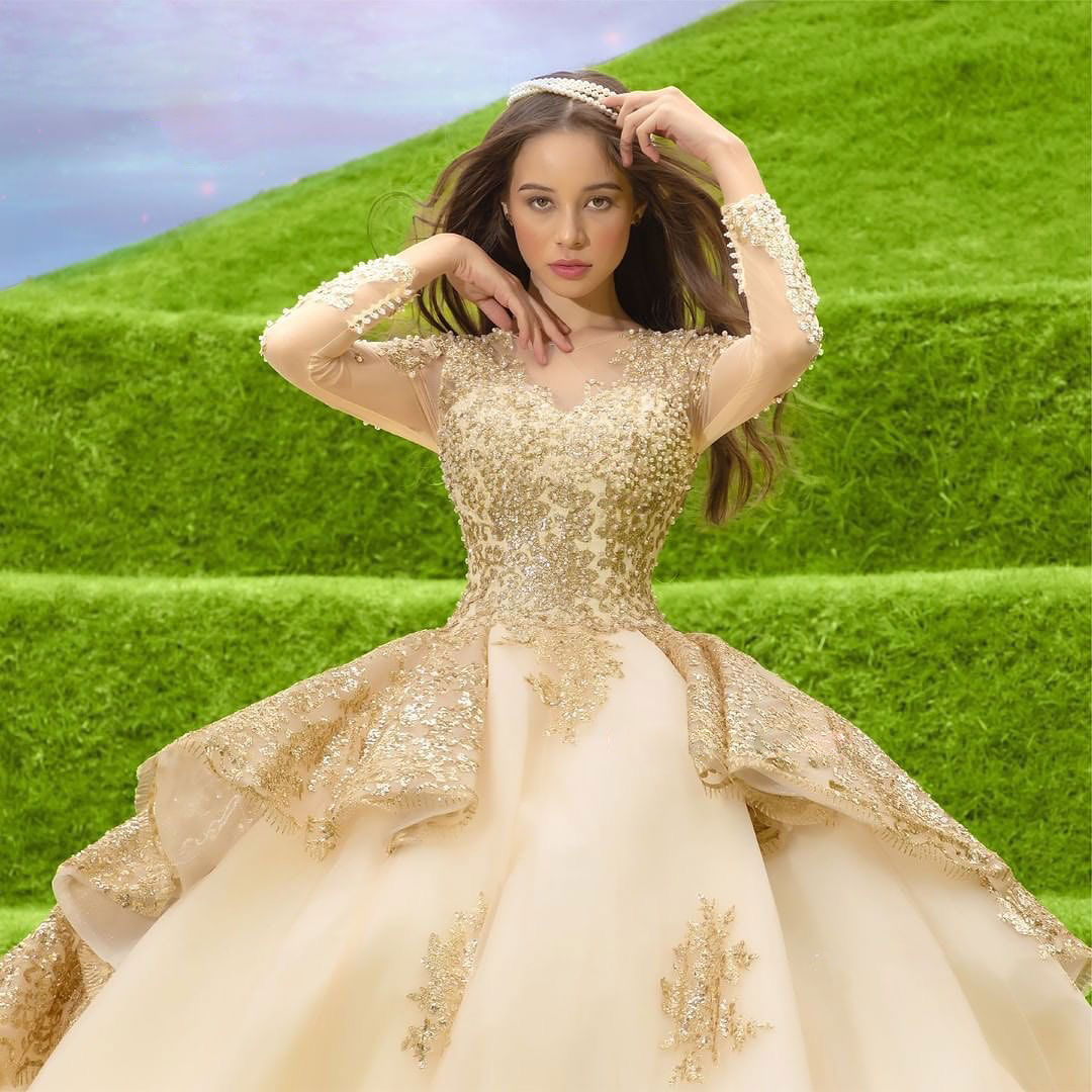 Beaded Stunning Lace Ball Gown Quinceanera Dresses With Long Sleeves Sheer Bateau Neck Appliqued Prom Gowns Sequined Sweep Train Tulle Sweet Masquerad