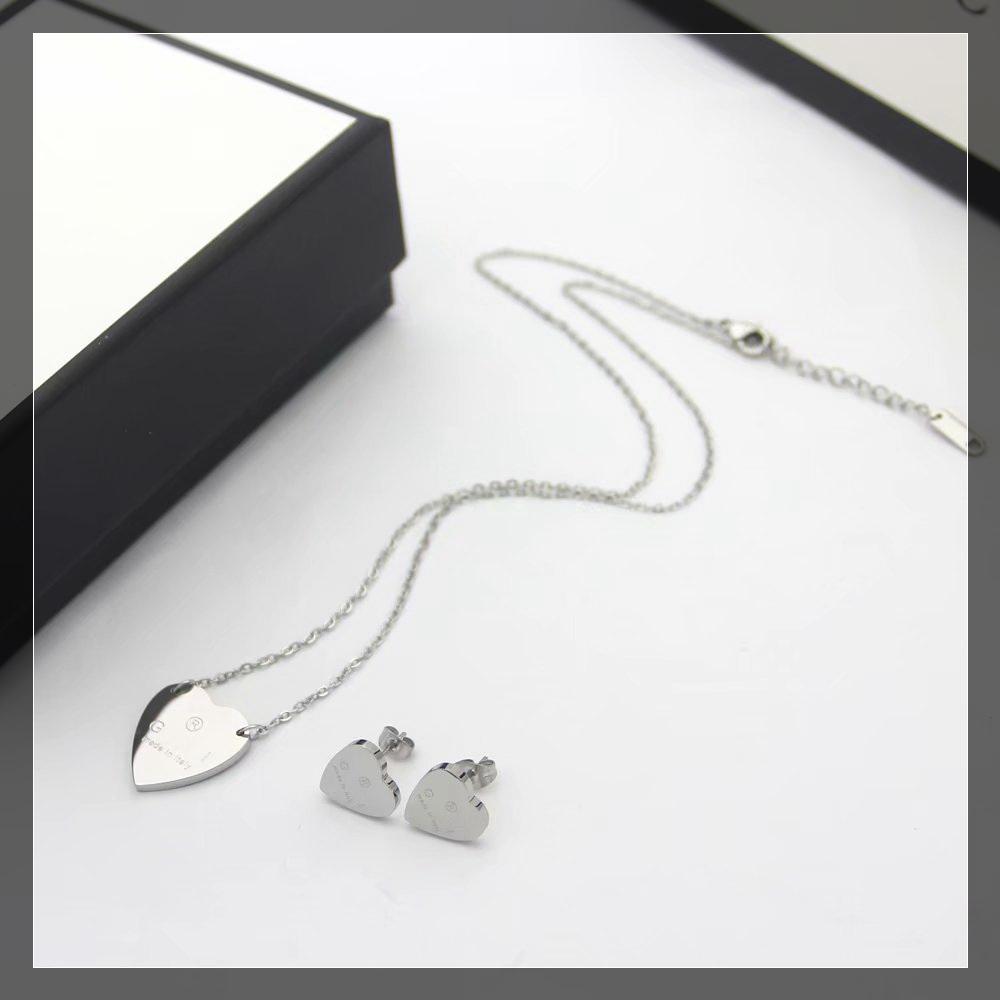 Europe America Fashion Jewelry Sets Lady Women Titanium steel Engraved G Initials Heart Pendant Necklace Bracelet Sets 3 Color, No original box
Europe America Fashion Jewelry Sets Lady Women Titanium steel Engraved G Initials Heart Pendant Necklace Bracelet Sets 3 Color, No original box