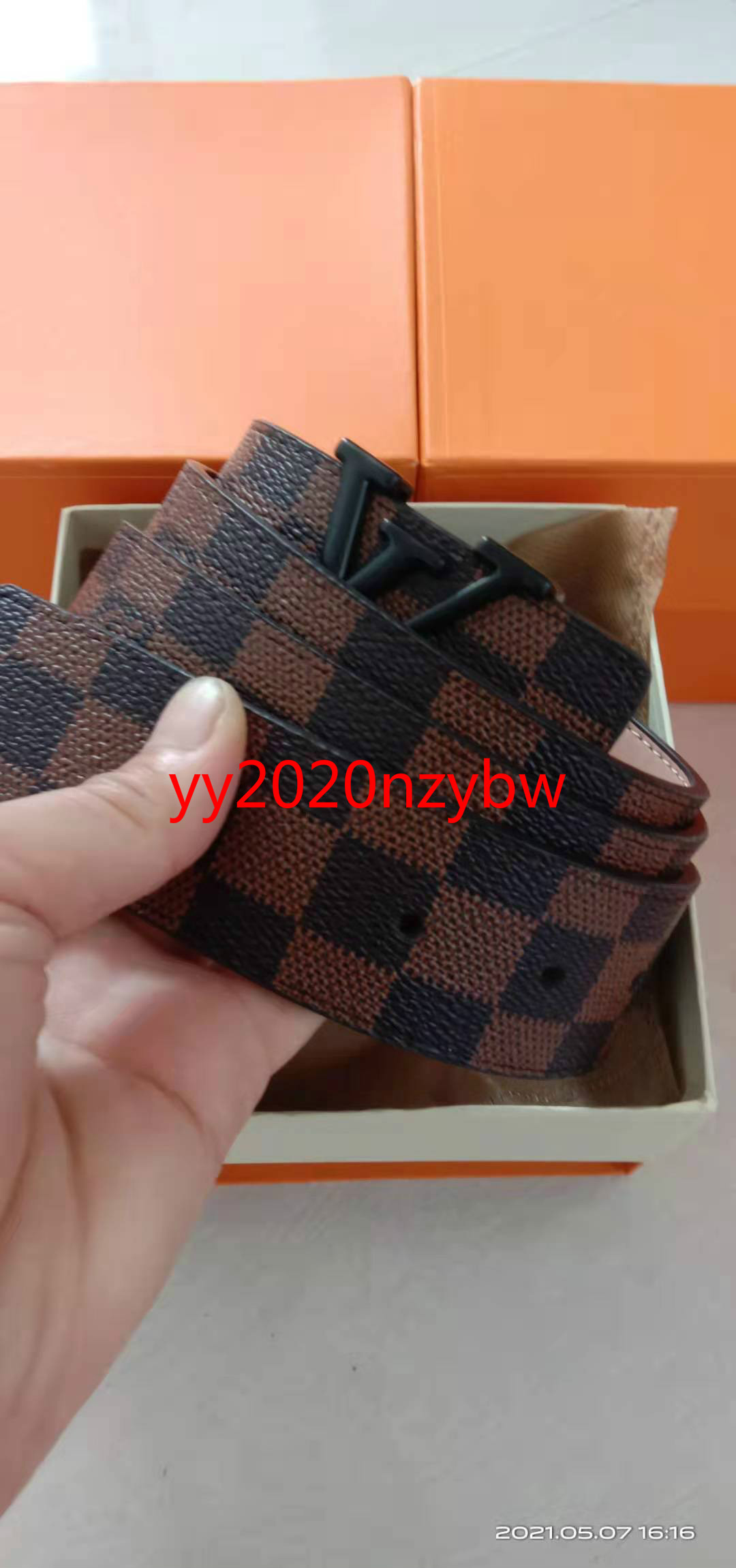 985 Fashion Big Letter L buckle genuine leather belt no box designer V men women high quality mens belts 211
985 Fashion Big Letter L buckle genuine leather belt no box designer V men women high quality mens belts 211