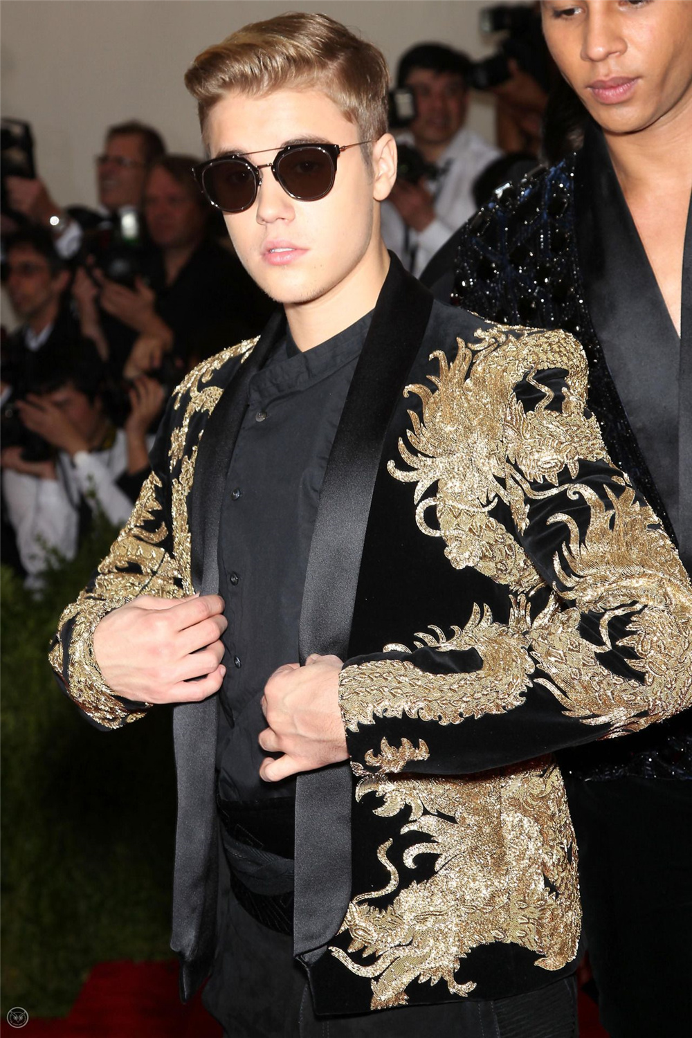 Designer Fashion Celebrity Mens Customized Wedding Tuxedos Gold Appliques Groom Wear Dinner Prom Party Blazer (Jacket+Pants)