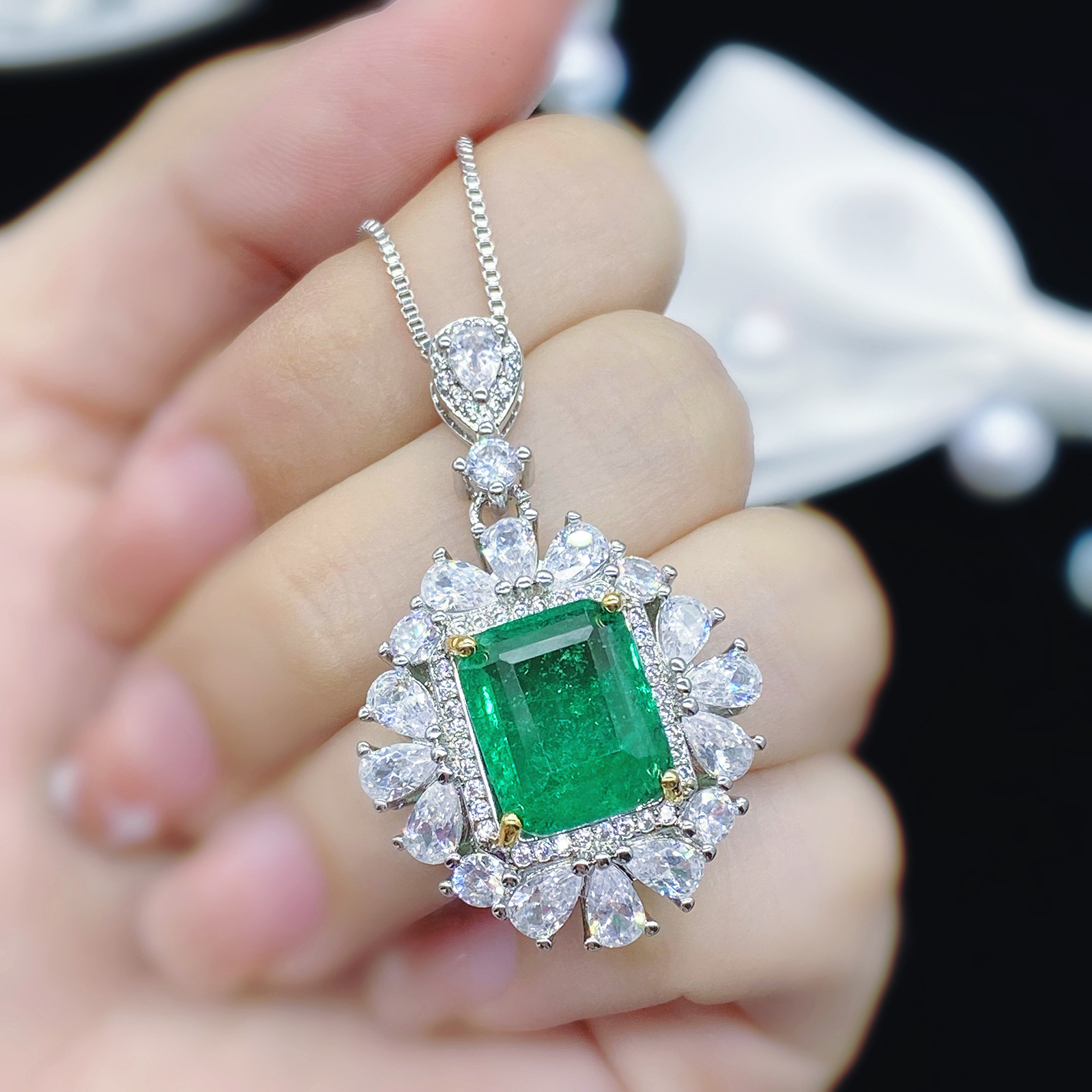 Vintage Emerald Necklace Synthetic TourmalineNeck Pendant Chain Grace Jewelry Fashion Accessories Beauty Ornament, Silver
Vintage Emerald Necklace Synthetic TourmalineNeck Pendant Chain Grace Jewelry Fashion Accessories Beauty Ornament, Silver