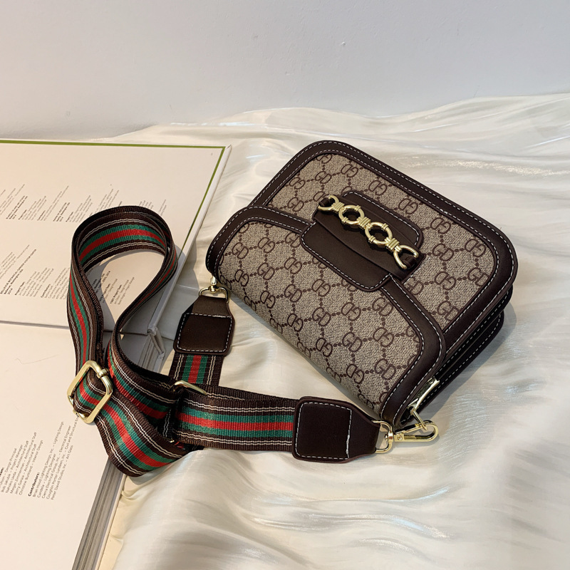design handbag this year's popular lattice small square bag, women's summer 2021 new fashion chain single shoulder messenger bag
design handbag this year's popular lattice small square bag, women's summer 2021 new fashion chain single shoulder messenger bag