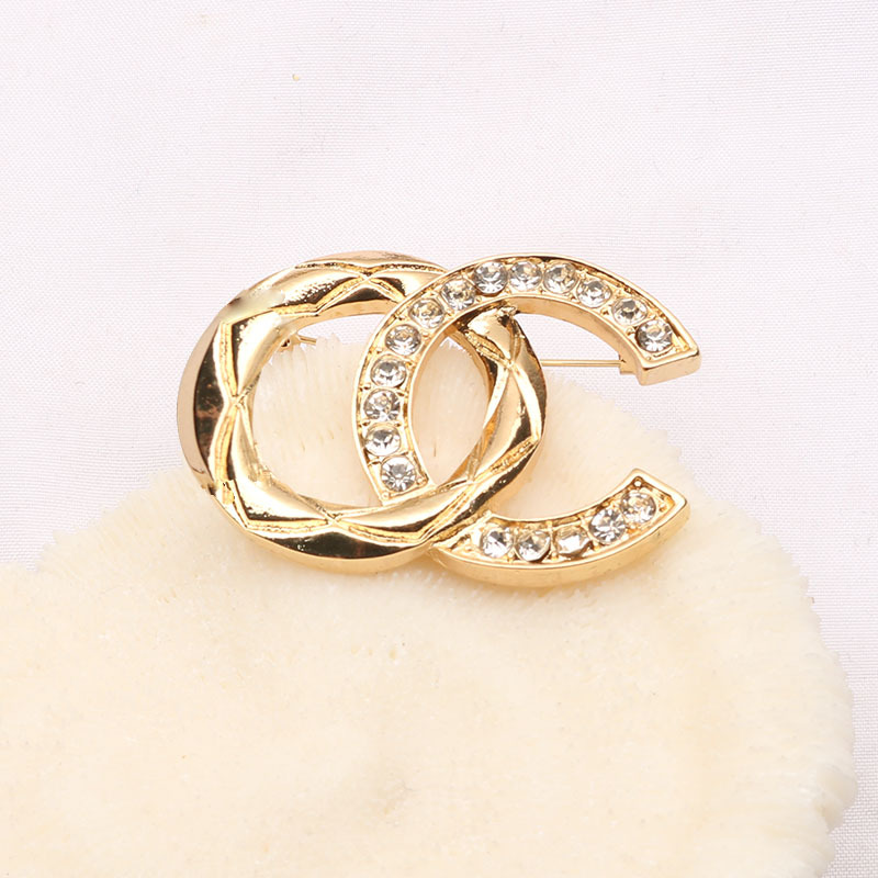 Creativity Fashion C Letters Crystal Rhinestone Brooch High Quality Personality Suit Scarf Buckle Corsage Luxury Brooches Pins Women Accessories Jewelry Gifts
Creativity Fashion C Letters Crystal Rhinestone Brooch High Quality Personality Suit Scarf Buckle Corsage Luxury Brooches Pins Women Accessories Jewelry Gifts
