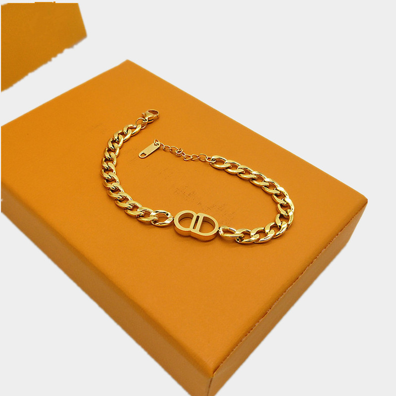 Gold Chain Titanium Steel Bracelet Men's and Women's Classic Letter D Home Luxury Designer Valentine's Day Birthday Gift Lovers Anniversary Jewelry Does Not Fade
Gold Chain Titanium Steel Bracelet Men's and Women's Classic Letter D Home Luxury Designer Valentine's Day Birthday Gift Lovers Anniversary Jewelry Does Not Fade