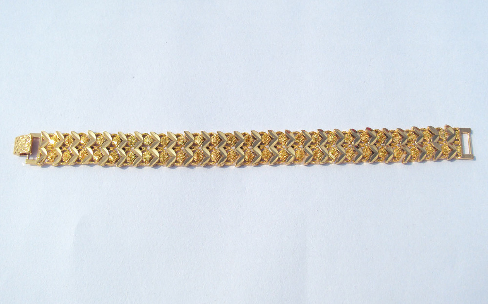 18K Yellow Solid Fine G/F Gold Layered WIDE Euro Curb Link Bracelet 26gram LADIES S736, Black
18K Yellow Solid Fine G/F Gold Layered WIDE Euro Curb Link Bracelet 26gram LADIES S736, Black