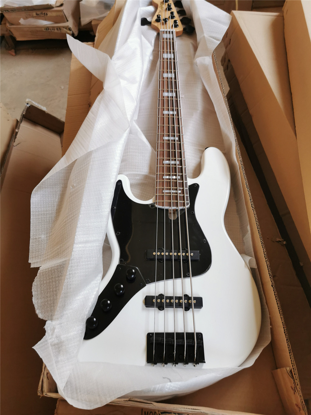 5-strings active pickups left-handed Electric Bass Guitar , Black pickguard,Rosewood fingerboard,Provide customized services
5-strings active pickups left-handed Electric Bass Guitar , Black pickguard,Rosewood fingerboard,Provide customized services